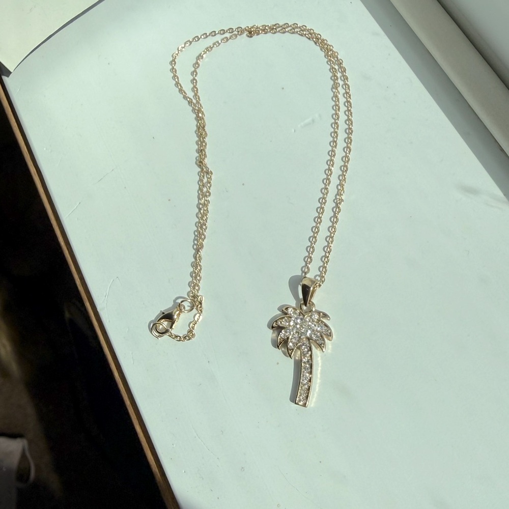Palm tree necklace 🌴